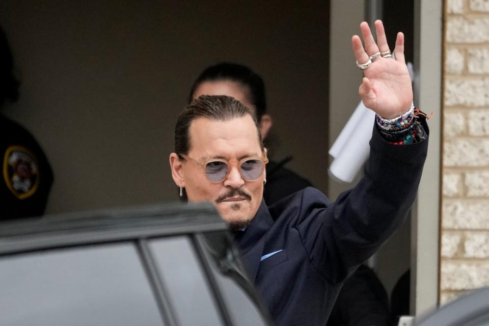 Johnny Depp saluda a sus fans fuera del tribunal durante el juicio (Getty Images)