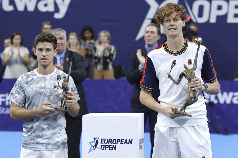 Diego Schwartzman y Jannick Sinner en la premiación del torneo de Amberes