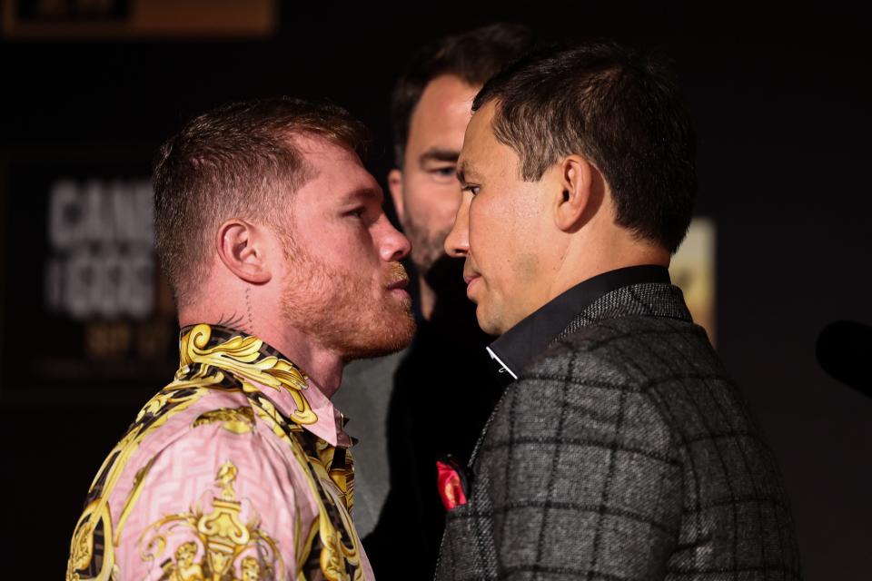 Los boxeadores Canelo Álvarez (izq.) y Gennady Golovkin (der.) se enfrentan durante una conferencia de prensa el 27 de junio de 2022 en la ciudad de Nueva York.