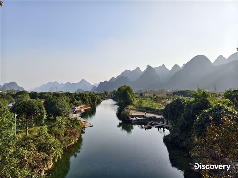 高聳山峰層層堆疊出陽朔獨有的壯麗景致，是陽朔志工救援隊誓言守護的人間寶地。（圖／Discovery頻道）