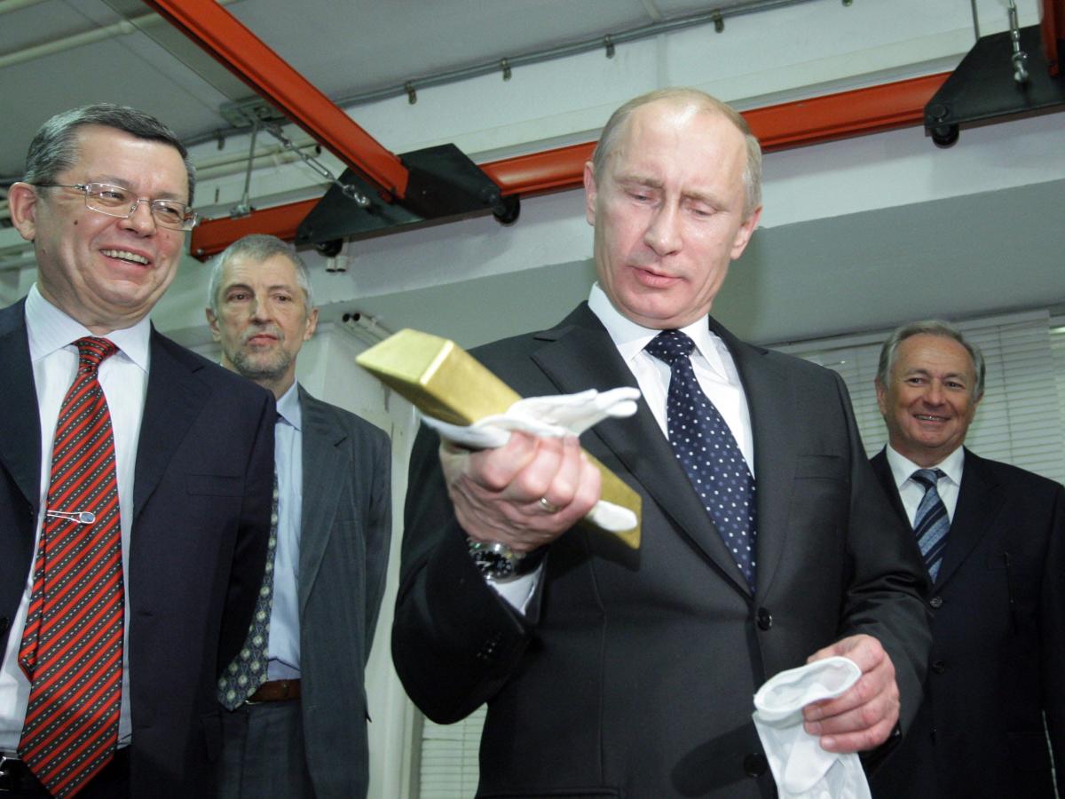 Российский рубль лишается жизненно важного средства, поскольку санкции США нацелены на золотые запасы Путина на сумму 140 миллиардов долларов.