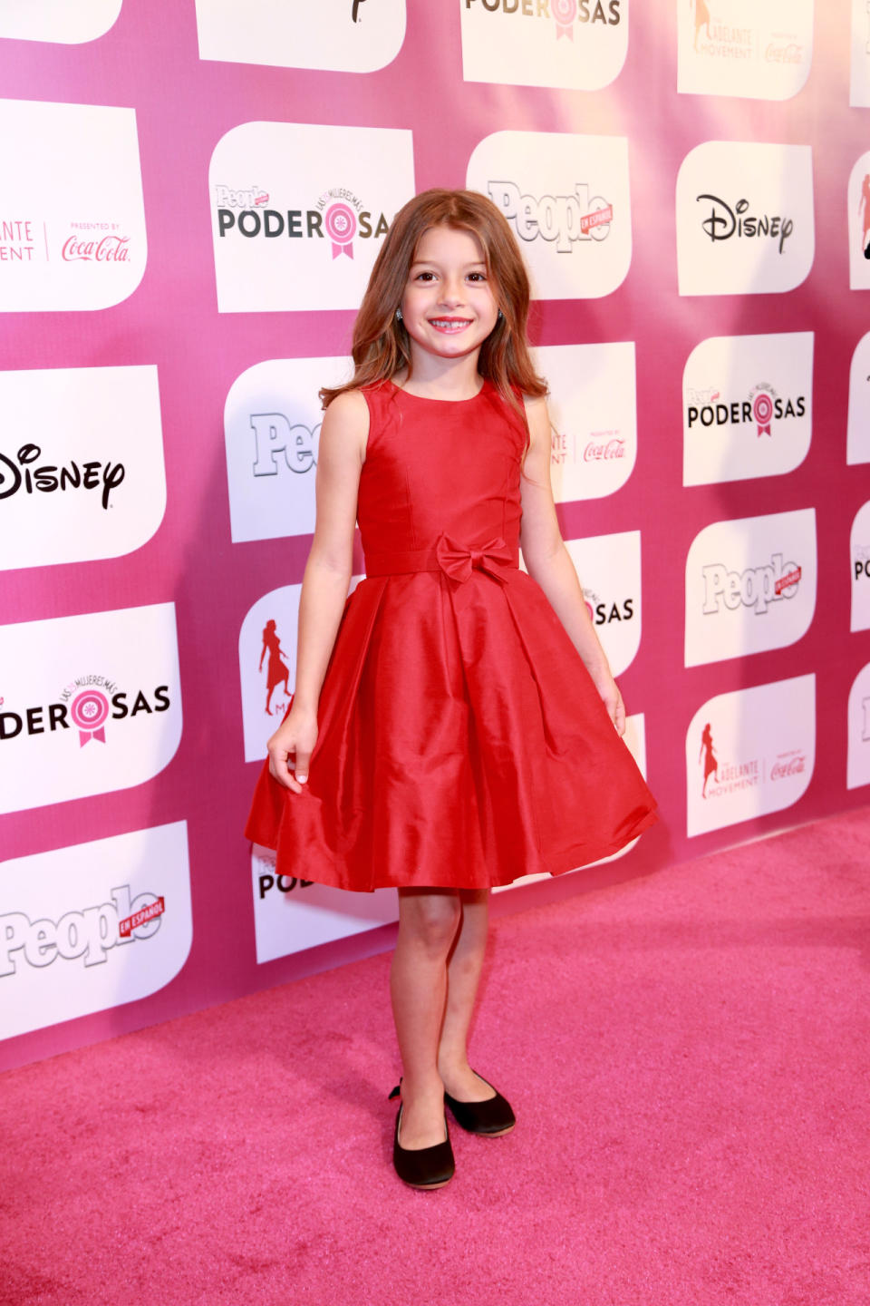 Vestida de rojo, como su mamá, la hija de Levy se convirtió en todo un derroche de gracia y ternura.