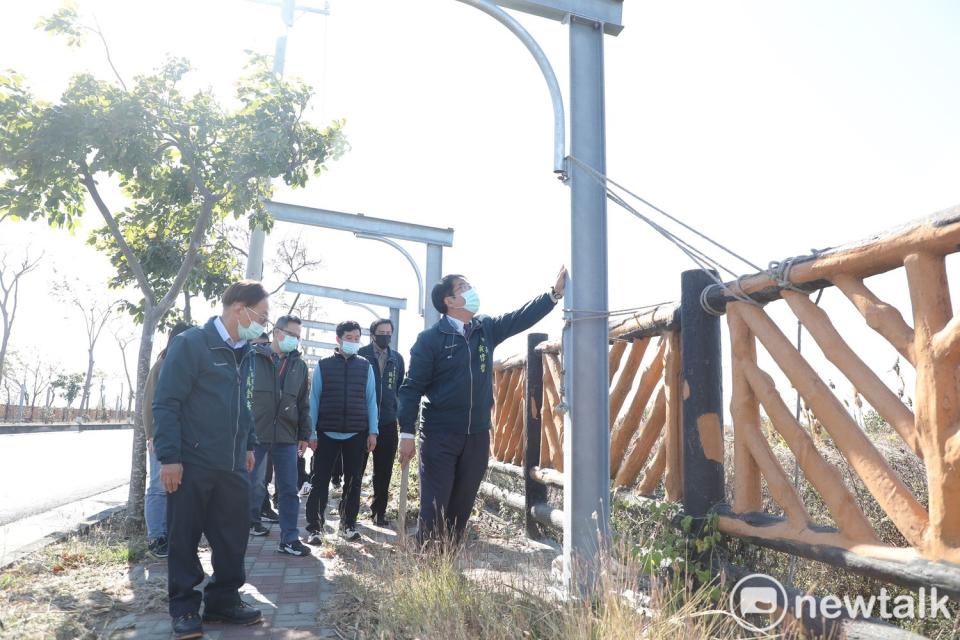台南市安南區海尾路人行道設置的太陽能板鋼柱去年底遭強風吹倒，台南市長黃偉哲率隊前往視察，表示無法接受這樣的工程品質。   圖：台南市政府提供