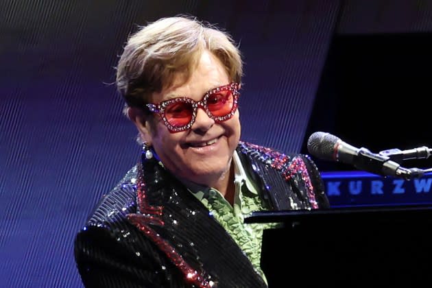 Elton John “Back at Home and in Good Health” After Fall - Yahoo Sport