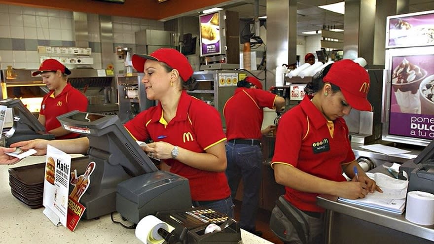 Trabajadores de casas de comida rápida también se sumaron al récord de paritarias.
