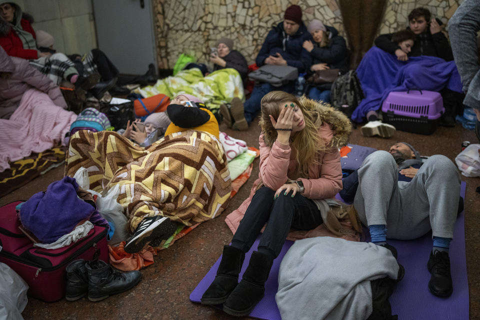 People rest in the Kyiv subway (Emilio Morenatti / AP)