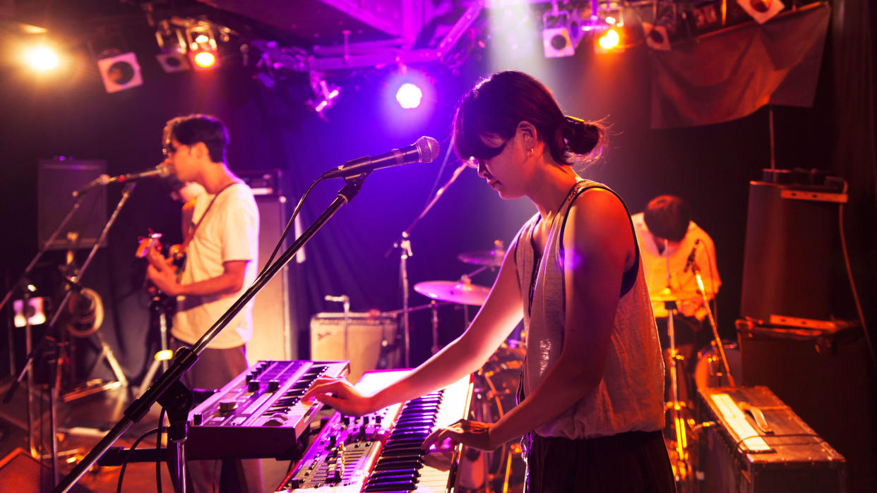  Young musicians onstage. 