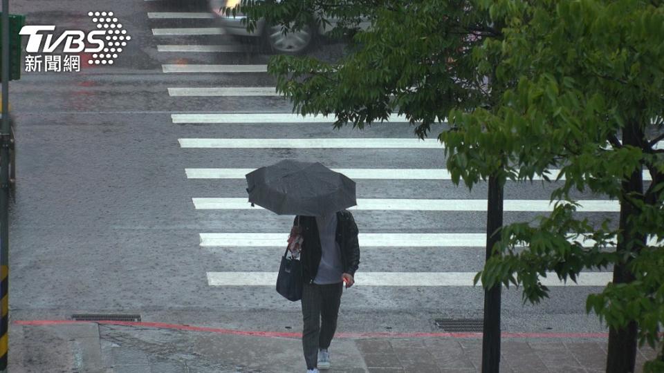 今日東半部地區有局部短暫陣雨。（示意圖／shutterstock達志影像）