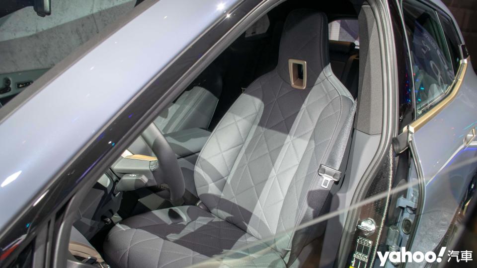 在座艙內觸手所及的是以橄欖葉鞣製的天然真皮內裝，以及全新一體式造型真皮座椅。