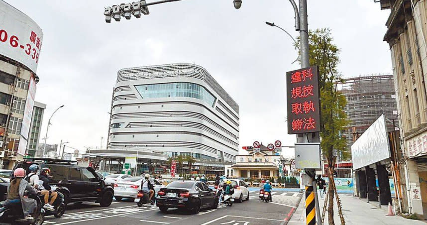 為防範違規導致車禍，高雄車站周邊道路中山、建國以及九如、博愛路建置違規科技執法，4月28日正式上線。圖為中山、建國路口。（圖／中國時報崔正綱攝）