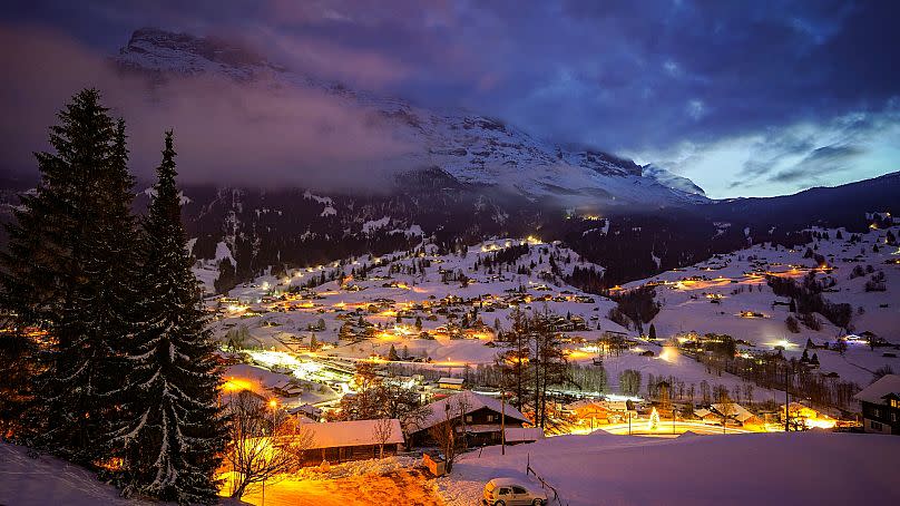 Una vista nocturna de Grindelwald Suiza con el monte Eiger en el fondo.