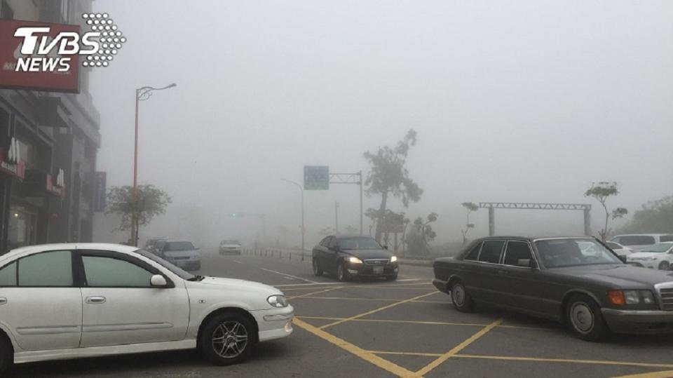 民眾開車若是遇到下雨或是起霧的天氣，車子通常都會開霧燈。(示意圖／TVBS)