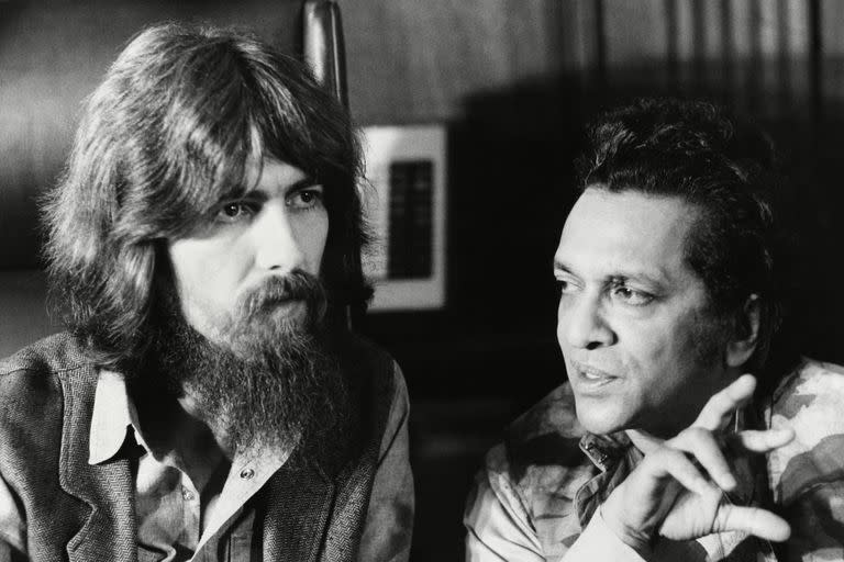 George Harrison y Ravi Shankar, en una de las escenas de la serie documental 1971, el año en que la música lo cambió todo