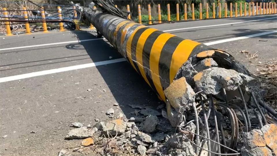 工程車忘收吊臂！　電線桿連根拔起橫躺路中　阻礙雙向交通　幸無人受傷！