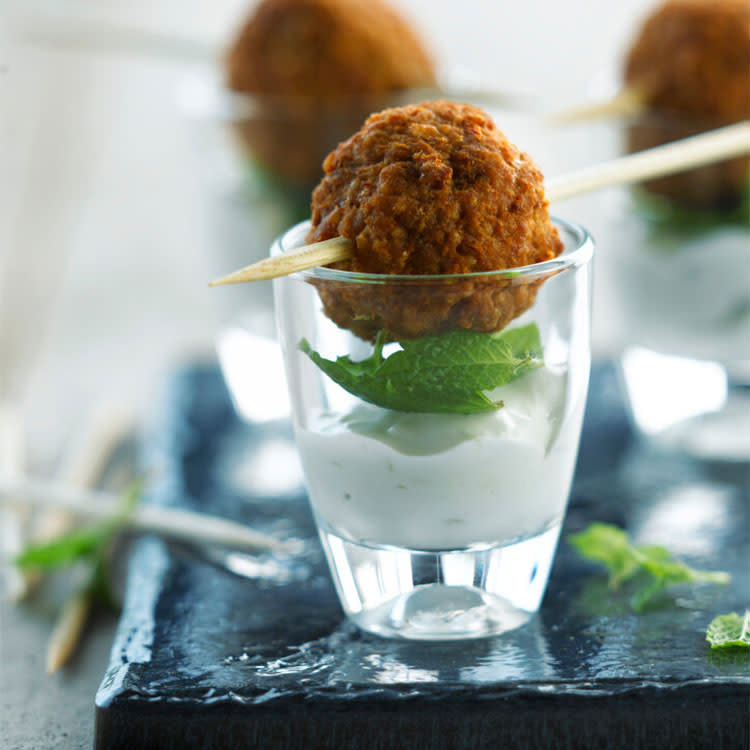 Aperitivo de tzatziki con albóndiga de cordero