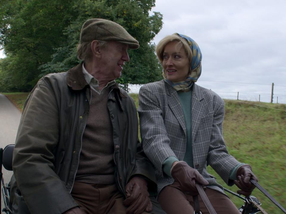 Jonathan Pryce as Prince Philip, Natascha McElhone as Penny Knatchbull (Neflix)