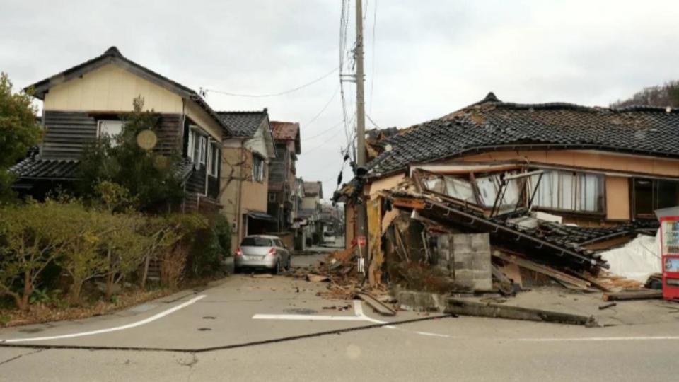 日本能登地區發生7.6強震後，當地許多房屋皆因此受損。（圖／翻攝自「＠shingen1001」X）