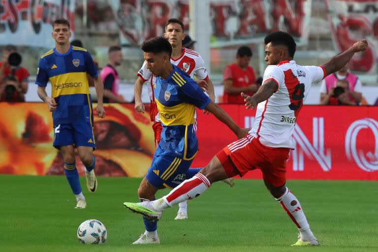 Pol Fernández arrancó como interior izquierdo ante River, pero luego enrocó las posiciones con Equi Fernández; Pol quedó de 5 y Equi se soltó más en campo rival: Martínez tomó la decisión después del gol de Borja