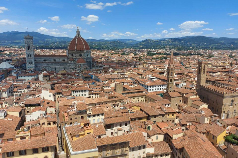 Die Florentiner Altstadt mit ihren Museen und Stadtpalästen hat unseren Autor schwer beeindruckt, allerdings sind kühlende Grünflächen hier rar. - Copyright: picture alliance / Geisler-Fotopress | Paul Skupin/Geisler-Fotopress