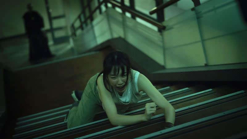 王渝萱在《女鬼橋2：怨鬼樓》招魂被鬼追。（圖／樂到家國際）