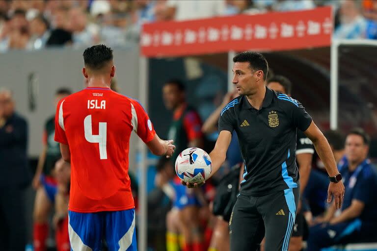 Lionel Scaloni le alcanza la pelota a Mauricio Isla; las trepadas del lateral fue uno de los cuidados que tuvo la Argentina para bloquear los ataques de Chile