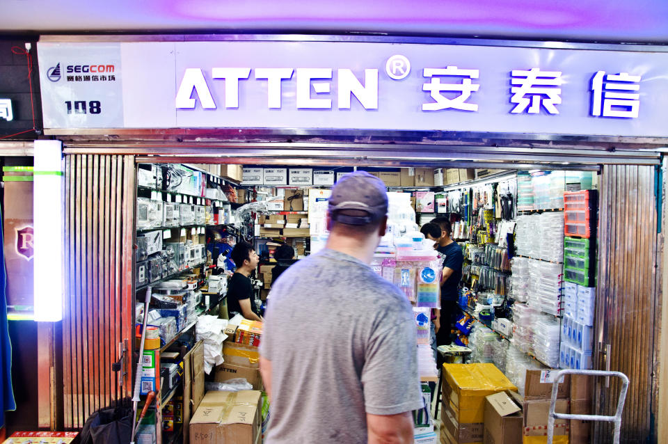 華強北為中國交易額最大的電子商店街。Photo By Getty Images.