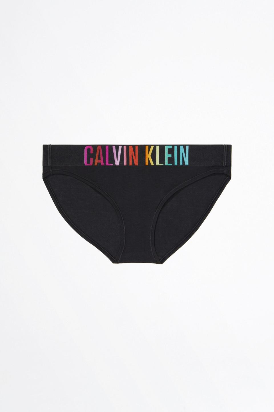 Calvin Klein Pride黑色比基尼內褲 NT$1,280。（Calvin Klein提供）