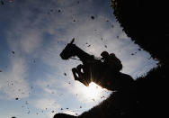 Detalle de un jinete saltando una cuneta en el trazado de Hexham, de la BetFair Novices Steeple Chase, el pasado 30 de septiembre en Hexham, Inglaterra. Jamie McDonald/Getty Images