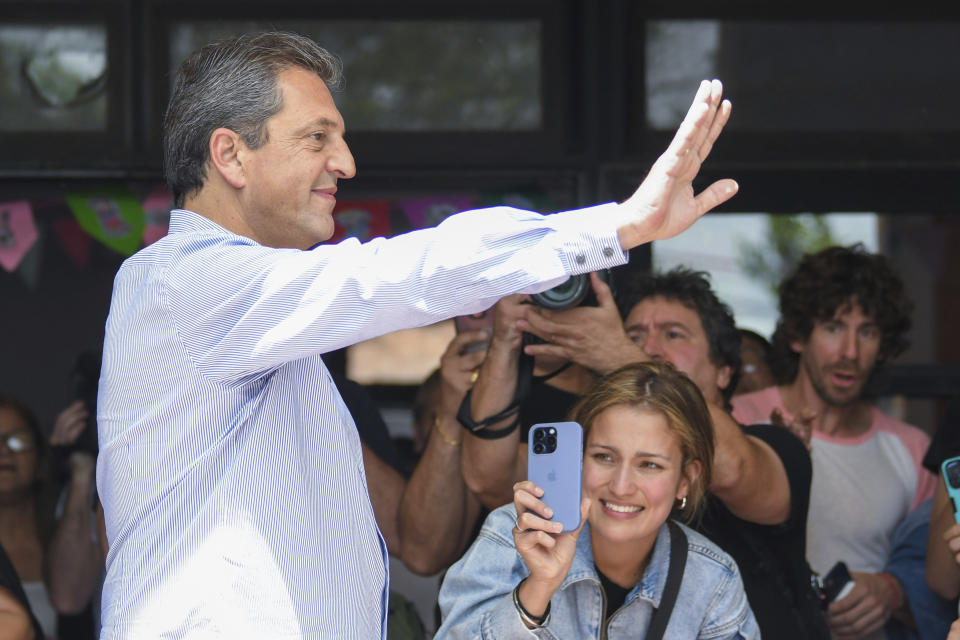 El ministro de Economía y aspirante presidencial Sergio Massa saluda a sus partidarios antes de votar en la segunda vuelta presidencial en Tigre, en las afueras de Buenos Aires, Argentina, el domingo 19 de noviembre de 2023. (Foto AP/Gustavo Garello)