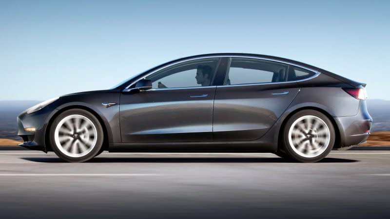 據公司內部資料指出，Tesla每天可量產將近1,000輛汽車，希望在年底前增加Model 3產量。（圖片來源：https://www.autoblog.com/2018/10/18/tesla-model-3-dismantled-manufacturing-analyst/）