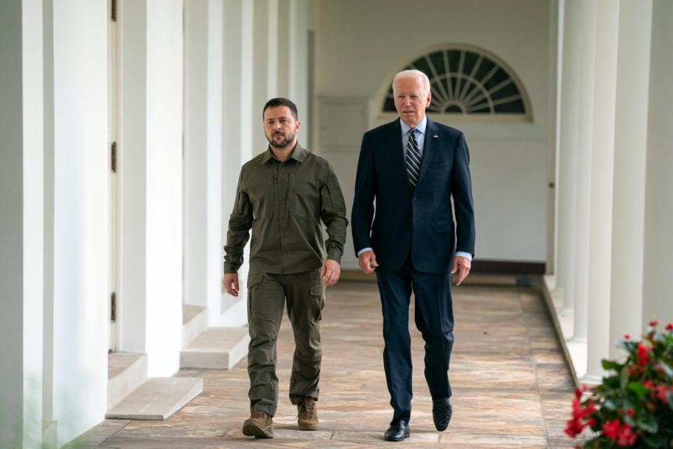 Ukrainian President Volodymyr Zelensky (L) walks with U.S. President Joe Biden down the colonnade to the Oval Office during a visit to the White House September 21, 2023 in Washington, DC. (Getty Images)