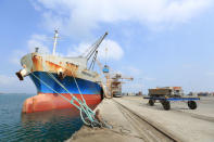 A ship unloads a cargo of wheat at the port of Hodeida, Yemen April 1, 2018. REUTERS/Abduljabbar Zeyad