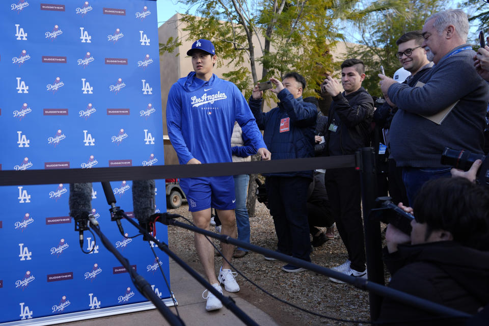 Shohei Ohtani de los Dodgers de Los Ángeles en su llegada para atender a los medios en Camelback Ranch, en Phoenix, el viernes 9 de febrero de 2024, en el primer día de entrenamientos de campamentos de primavera para los Dodgers. (AP Foto/Carolyn Kaster)