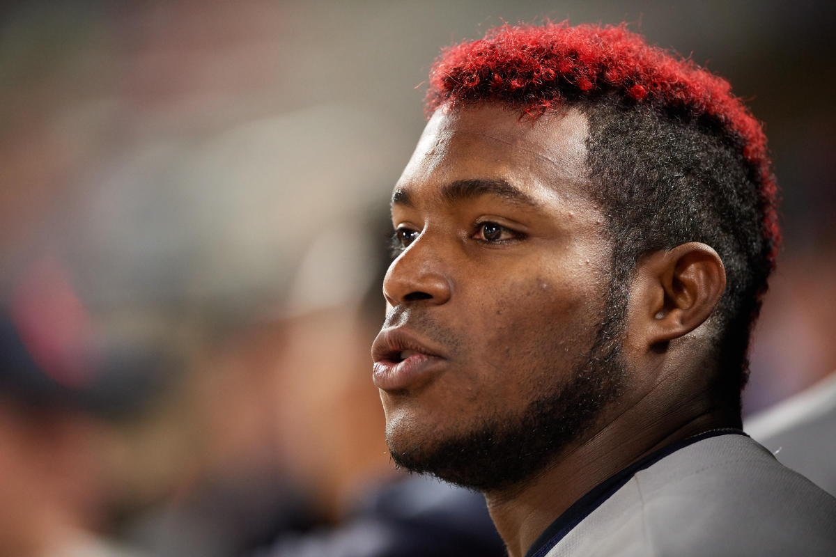 Yasiel Puig shaves mustache during game