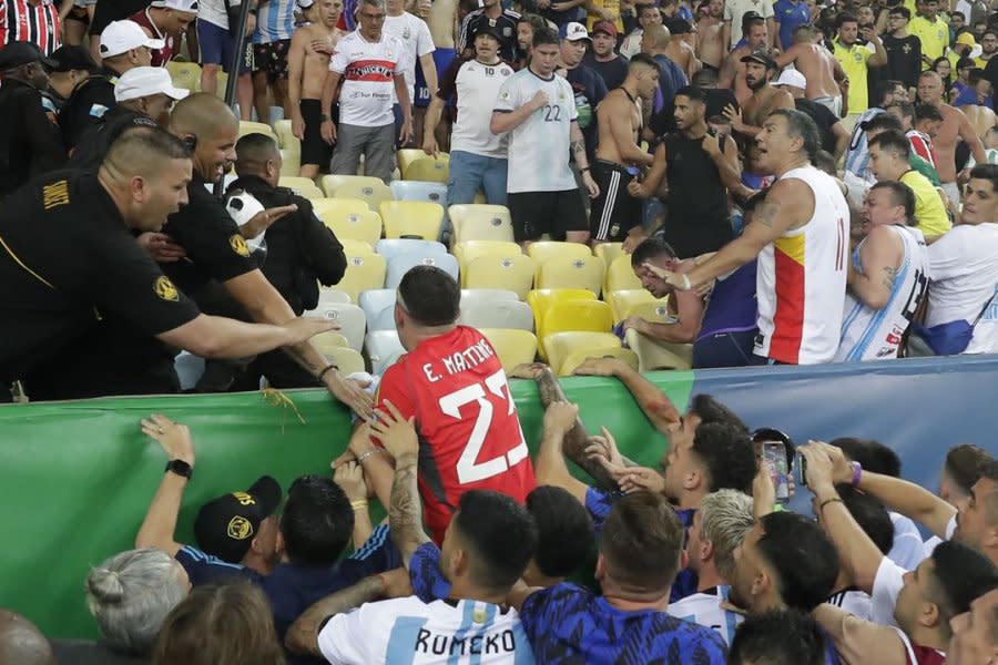 Partido de fútbol Brasil-Argentina empañado por pelea entre policías y aficionados