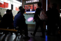 People watch a TV broadcasting a news report on a cancelled summit between the U.S. and North Korea, in Seoul, South Korea, May 25, 2018. REUTERS/Kim Hong-Ji