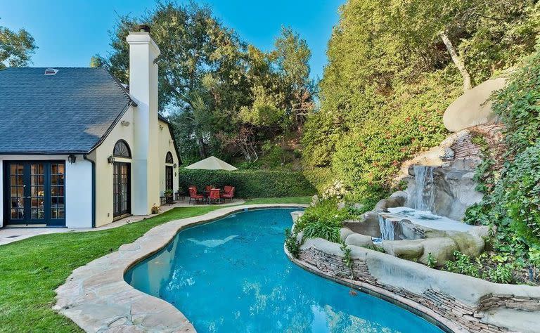 La propiedad que Sandra Bullock adquirió en Beverly Hills tiene una piscina y una hermosa cascada artificial.