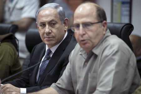 Israel's Prime Minister Benjamin Netanyahu (L) and Defence Minister Moshe Yaalon attend a briefing at the Israeli army's Home Front Command base in Ramle near Tel Aviv, Israel June 2, 2015. REUTERS/Baz Ratner