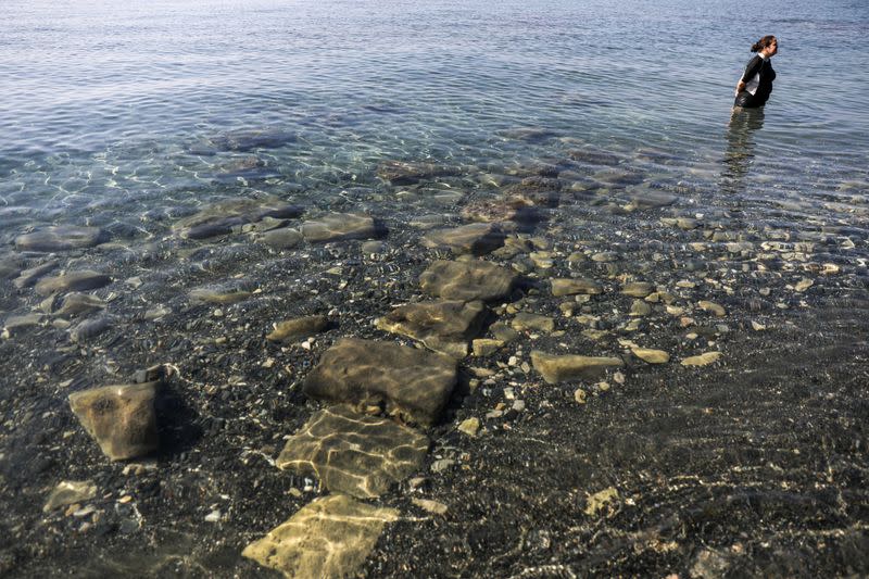 Una mujer visita el parque arqueológico submarino del antiguo puerto de Amatunte , en Limasol, Chipre