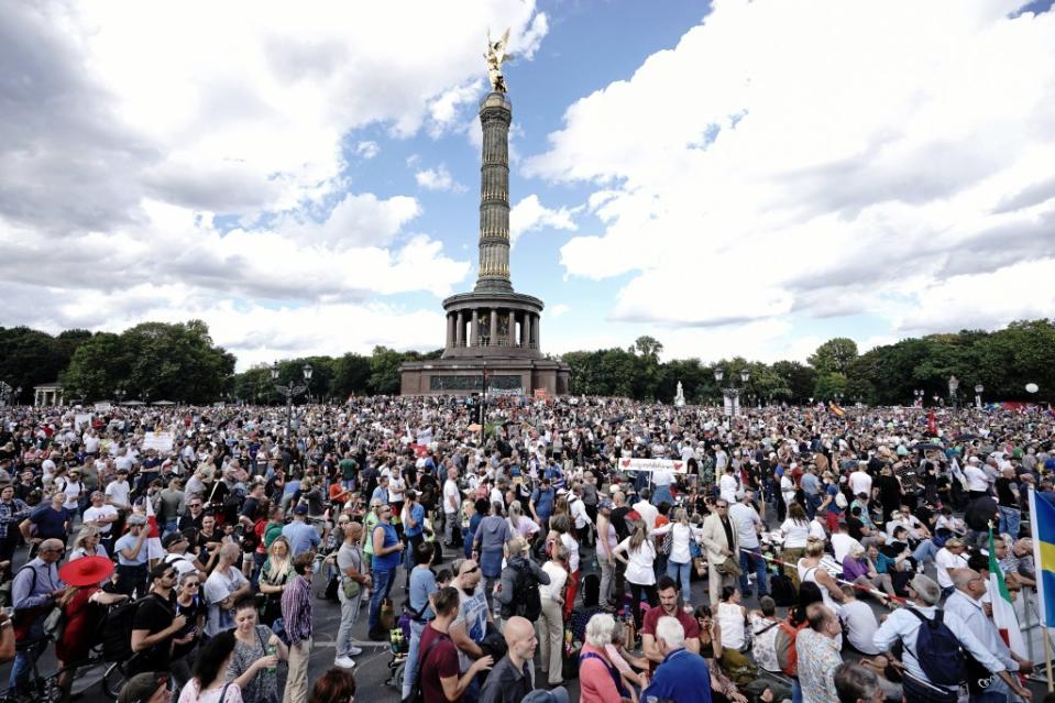 Teilnehmer einer Demonstration gegen die Corona-Maßnahmen stehen auf der Straße des 17. Juni und um die Siegessäule.<span class="copyright">Michael Kappeler / dpa</span>