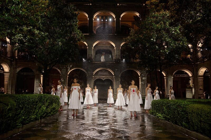 這背後的故事來自義大利藝術家Pippa Bacca，2008年Pippa Bacca套上婚紗展開一場《Brides on Tour》的行為創作之旅，旨在傳遞和平理念
