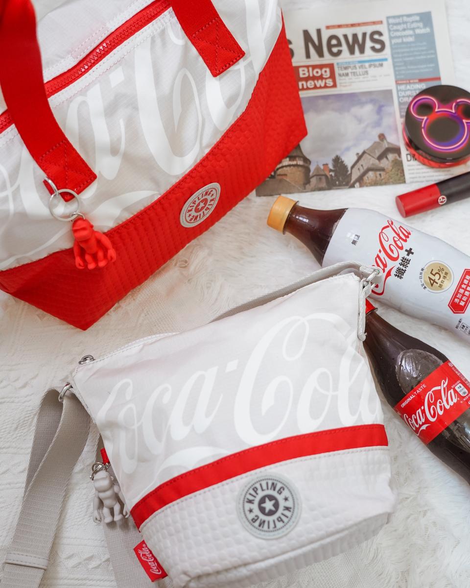 春季單品75折！Kipling Coca-Cola 聯名款滿額再折300，環保與時尚兼具百搭包｜2021走春潮流單品推薦