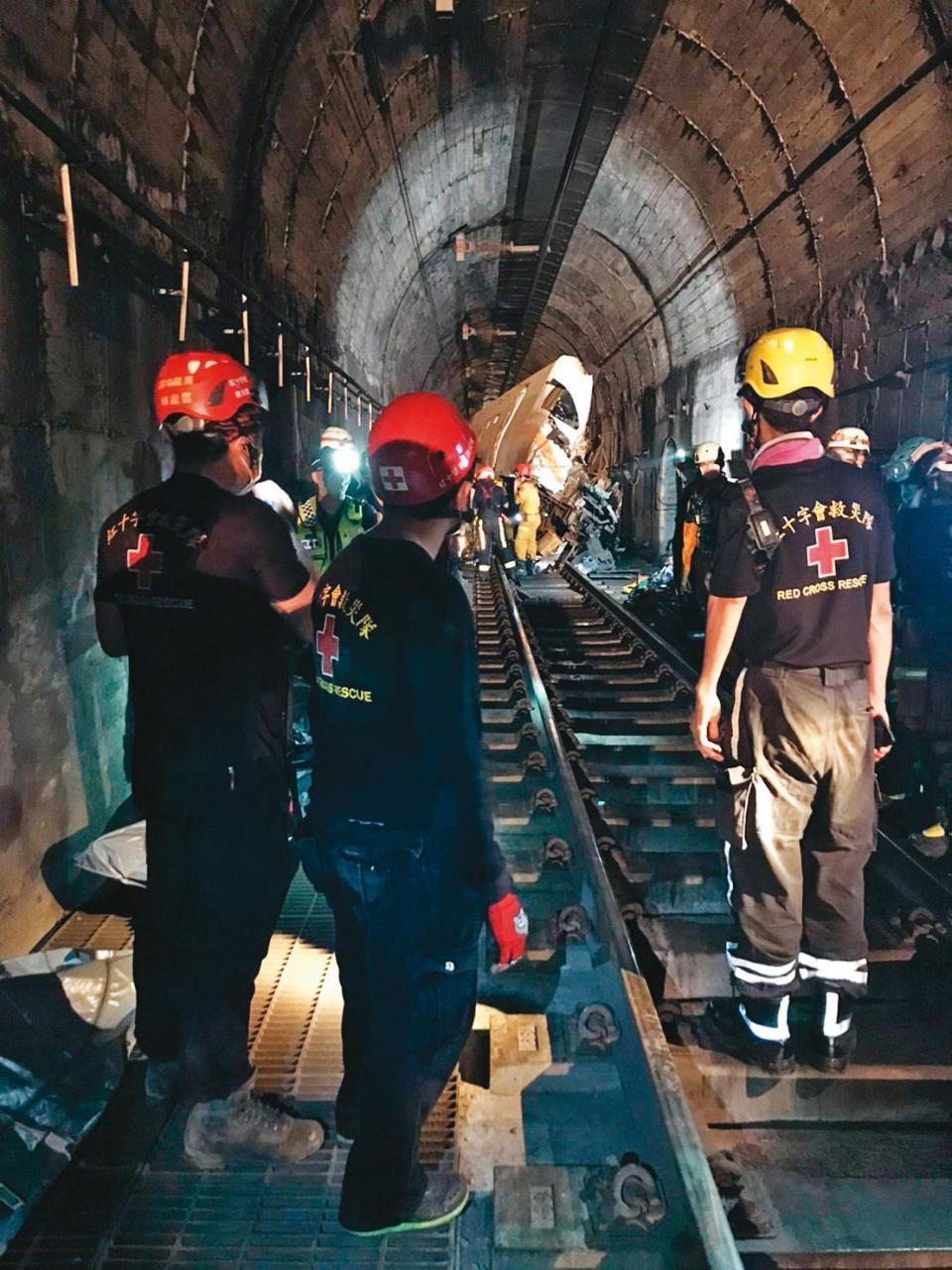 太魯閣號在隧道內的車廂全毀，造成司機員與助理司機員雙雙罹難。（翻攝中華民國紅十字會臉書）