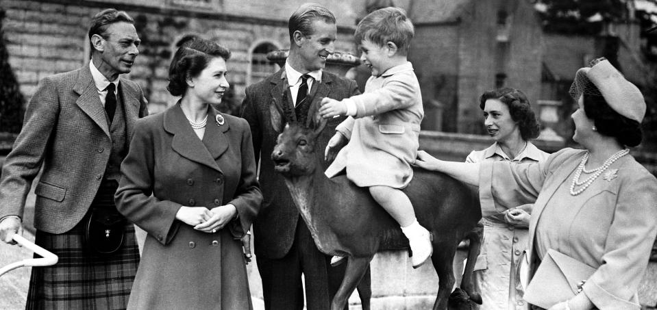 <p>La reina y el príncipe Felipe junto al príncipe Carlos durante unas vacaciones en Balmoral. La pareja se muestra feliz y contenta mientras el pequeño finge montar una estatua de un burro. </p> 