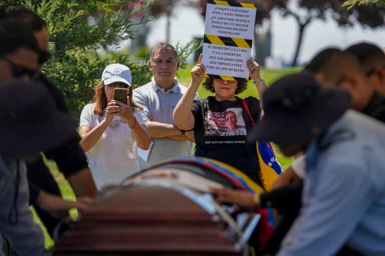 El entierro del exteniente venezolano Ronald Ojeda en el cementerio Canaan en Santiago, Chile