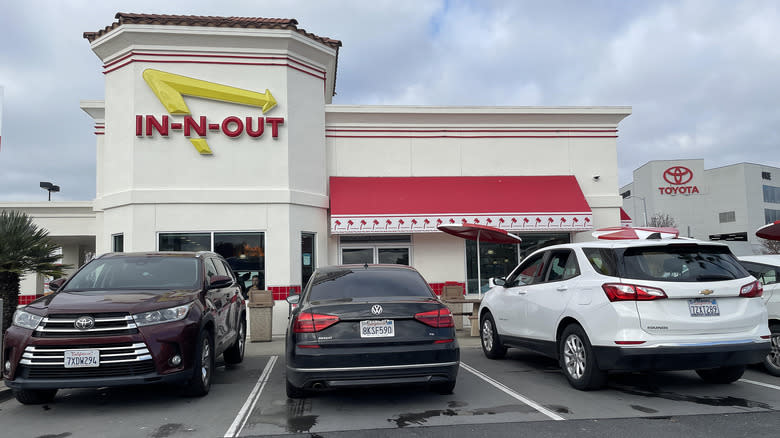 Oakland In-N-Out storefront