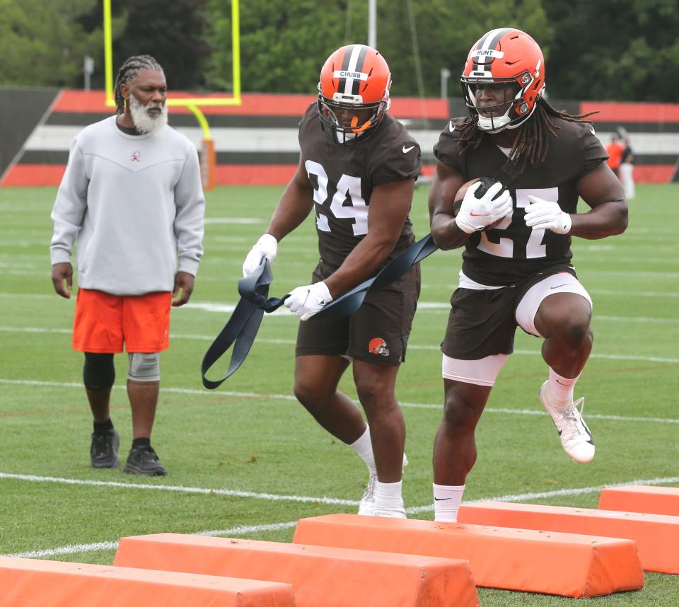 Cleveland Browns running backs coach Stump Mitchell watches Nick Chubb, center, and Kareem Hunt during minicamp on Tuesday, June 14, 2022 in Berea.