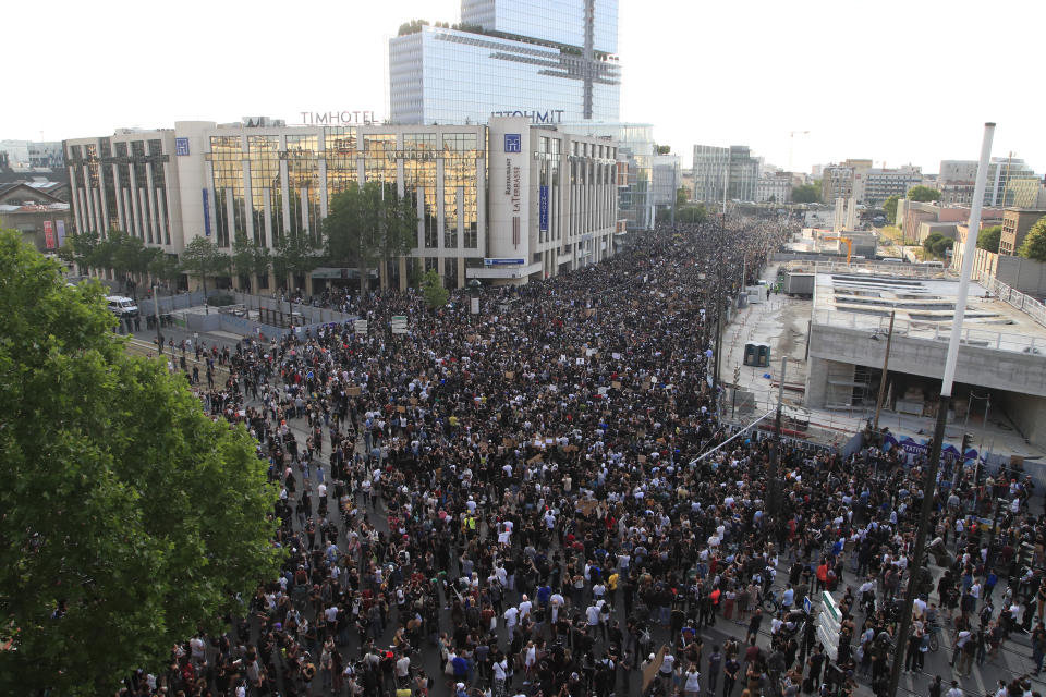 Vista de una manifestación del 2 de junio del 2020 en París para protestar la muerte de George Floyd en EEUU. (AP Photo/Michel Euler, File)