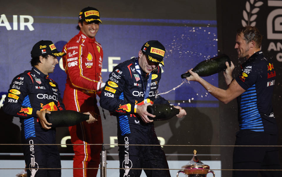 Max Verstappen de Red Bull celebra en el podio tras ganar el Gran Premio de Bahréin junto a Sergio 'Checo' Pérez de Red Bull, segundo, y Carlos Sainz Jr de Ferrari, tercero. Fórmula Uno F1 - Gran Premio de Bahréin - Circuito Internacional de Bahréin, Sakhir, Bahréin - 2 de marzo de 2024 (REUTERS/Hamad I Mohammed)