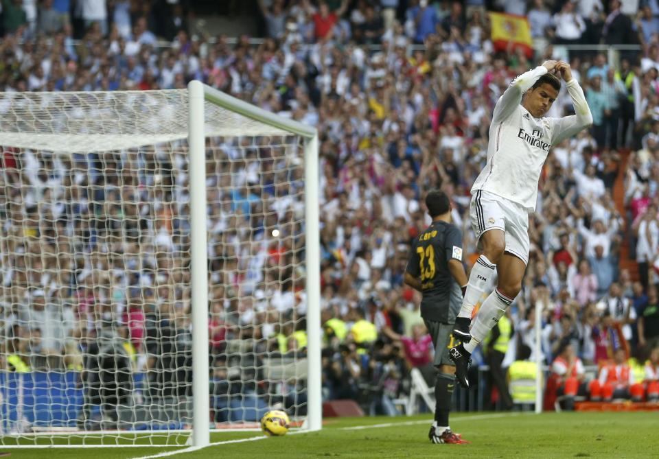 Real Madrid's Cristiano Ronaldo celebrates after scoring against Barcelona during their Spanish first division "Clasico" soccer match at the Santiago Bernabeu stadium in Madrid October 25, 2014. REUTERS/Stringer (SPAIN - Tags: SOCCER SPORT)